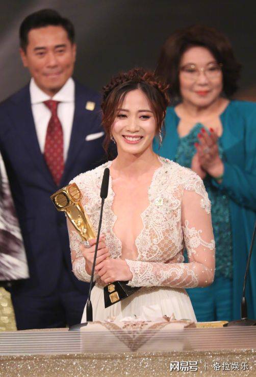 唐诗咏大胆深v蕾丝透视裙,灯光下清晰可见,嘉宾一脸的猥琐!