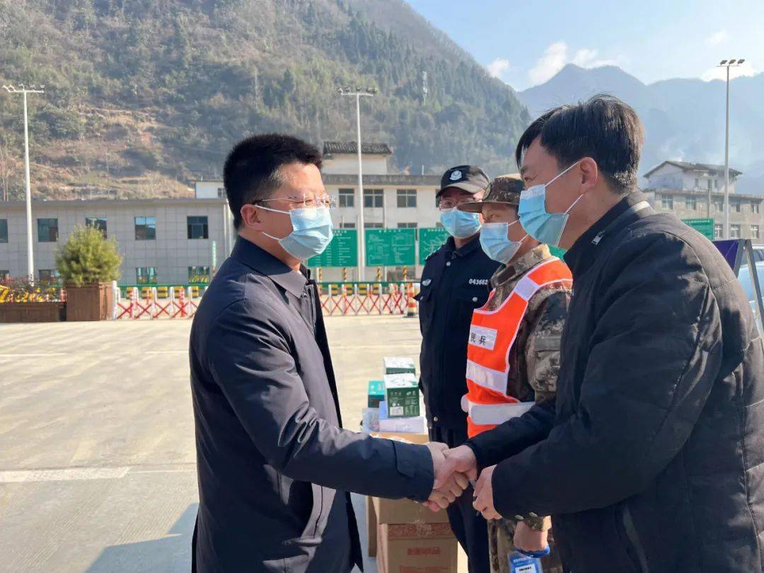镇巴县委副书记代县长贾晓伟看望慰问防疫一线工作人员