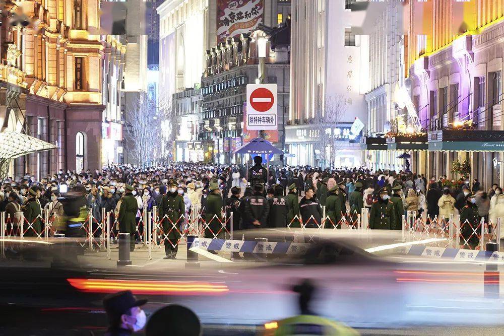 精准实施疏导管控上海警方确保元旦景区人群有序流动安全可控