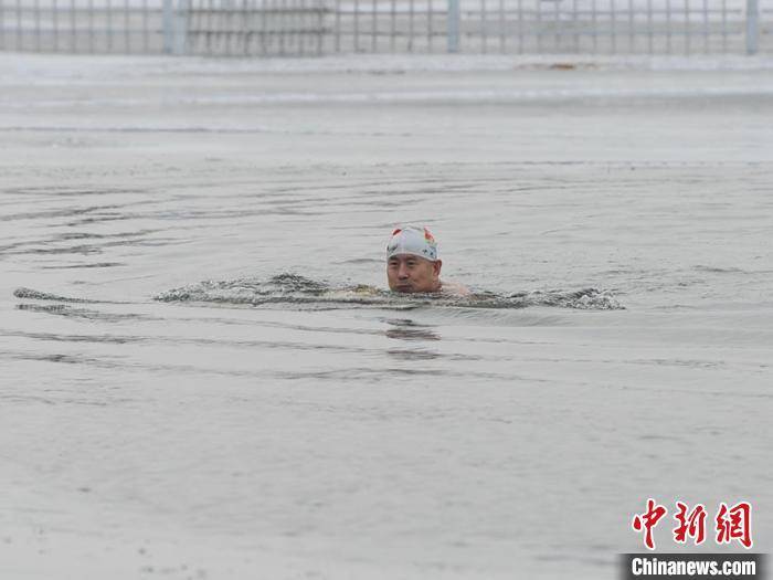 上岸|吉林长春：冬泳爱好者畅游“冰湖”迎新年