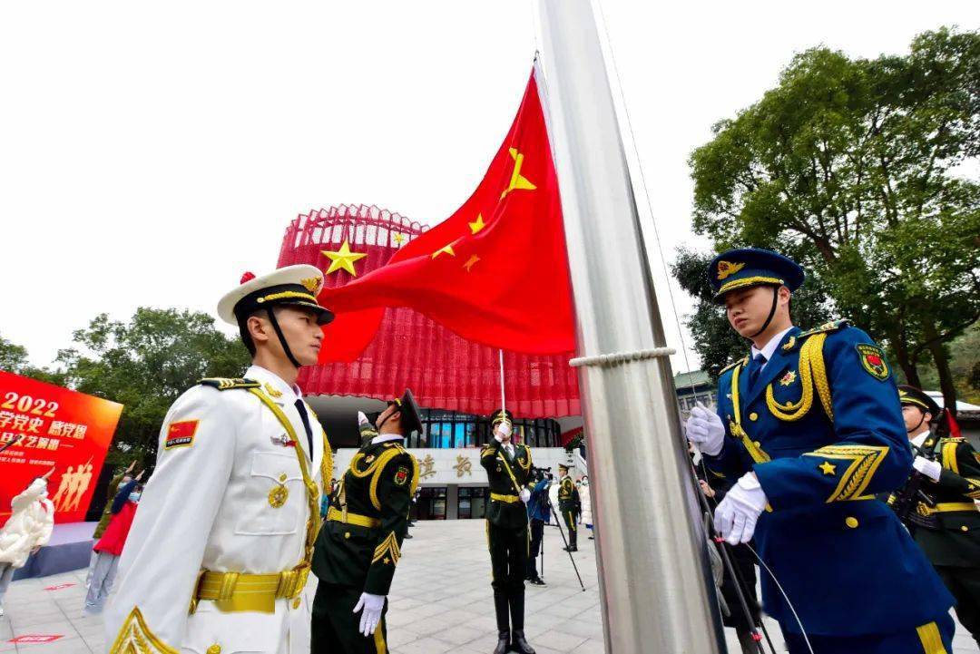 8時整,升旗儀式正式開始,國旗護衛隊護旗手護送著鮮豔的五星