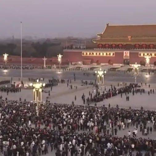 视频来了！2022年天安门广场第一场升国旗仪式_天安门广场新年升旗仪式_神州大地_和平鸽