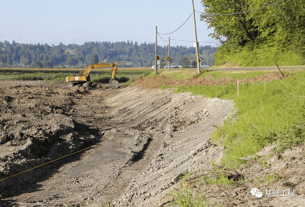 3,盆式挖土逆作法挖土适合高层建筑的施工,逆作法挖土的施工与其他的