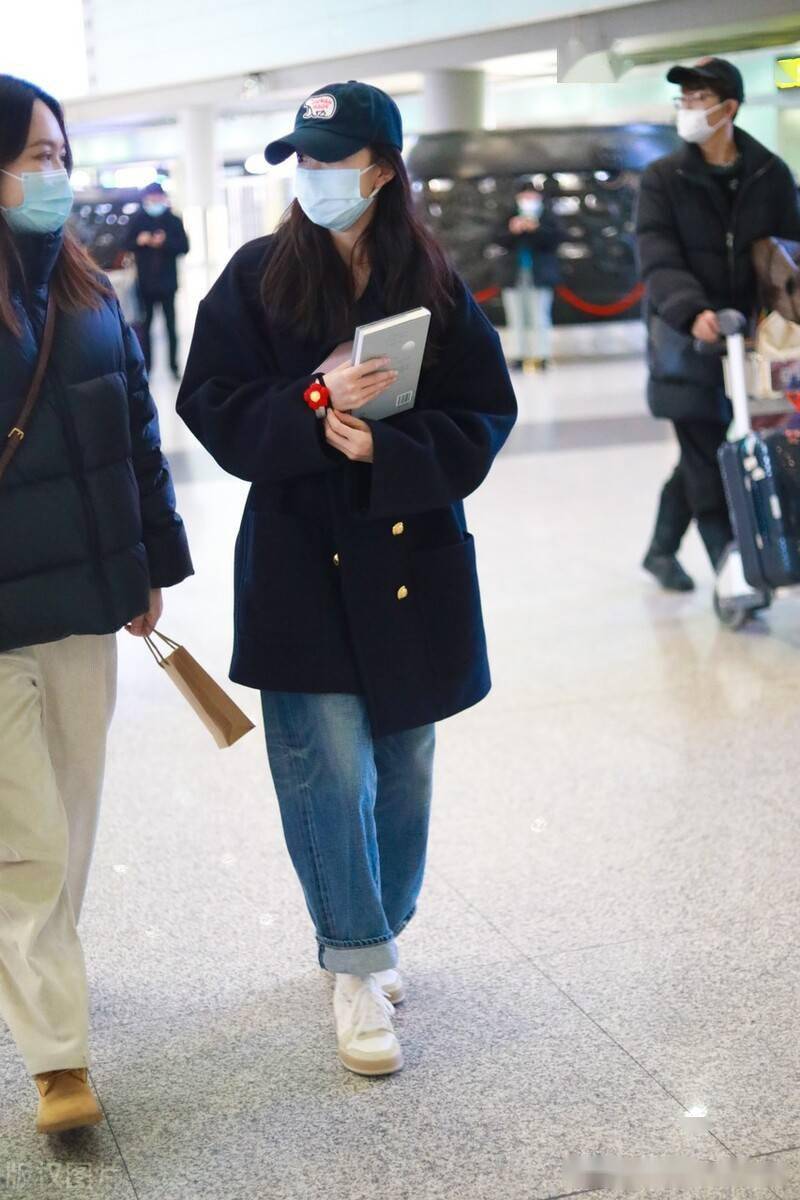 街拍刘浩存藏蓝色排扣大衣搭牛仔裤休闲随性可爱比心