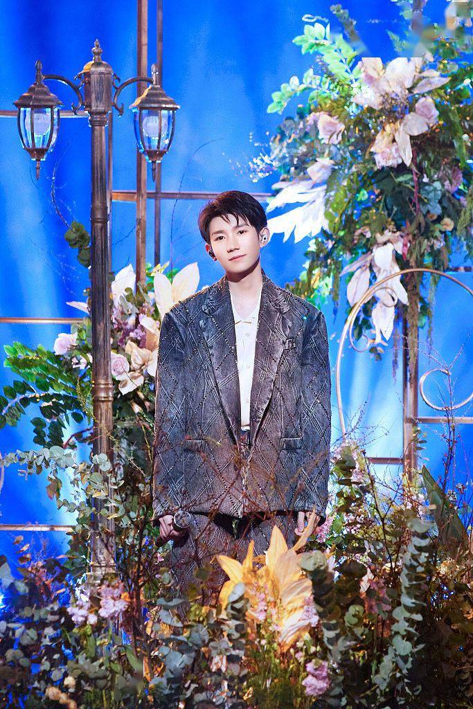 王源拍央视跨年晚会写真穿牛仔水晶套装斯文帅气