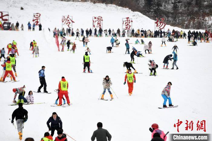 滑雪场|江西铜鼓：民众乐享冰雪运动为冬奥会加油