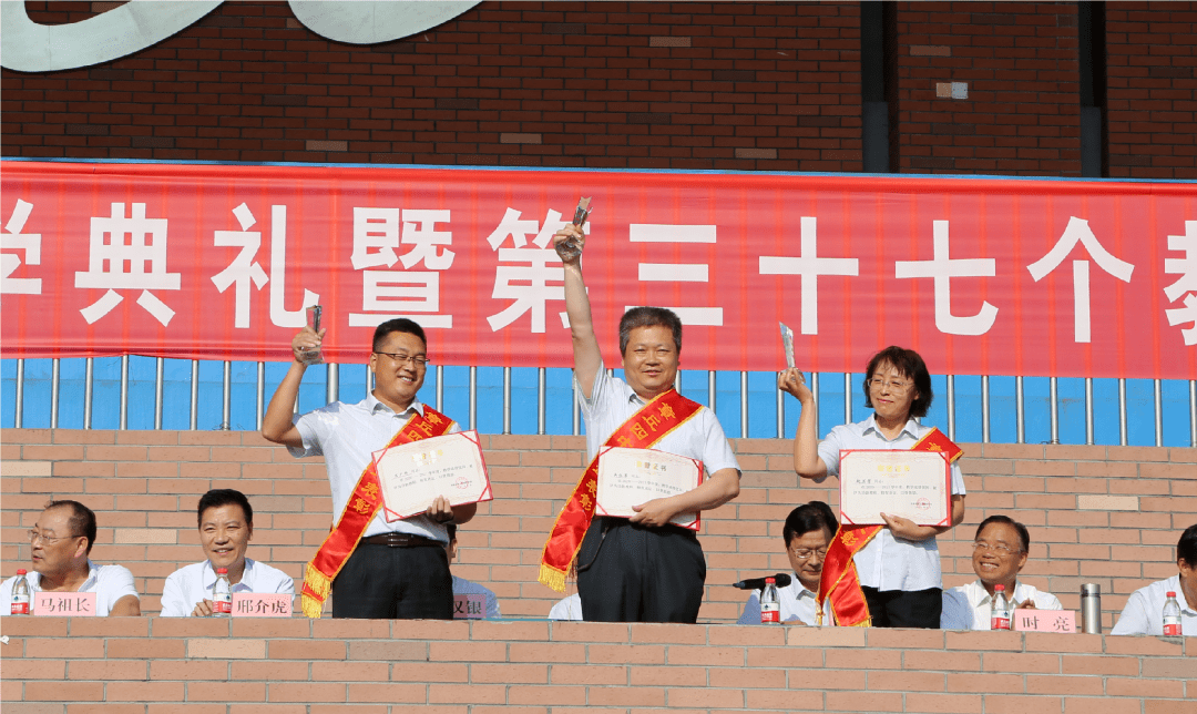 今年教师节,吴红军再次荣获章丘四中"功勋教师"称号,除此之外他还获得