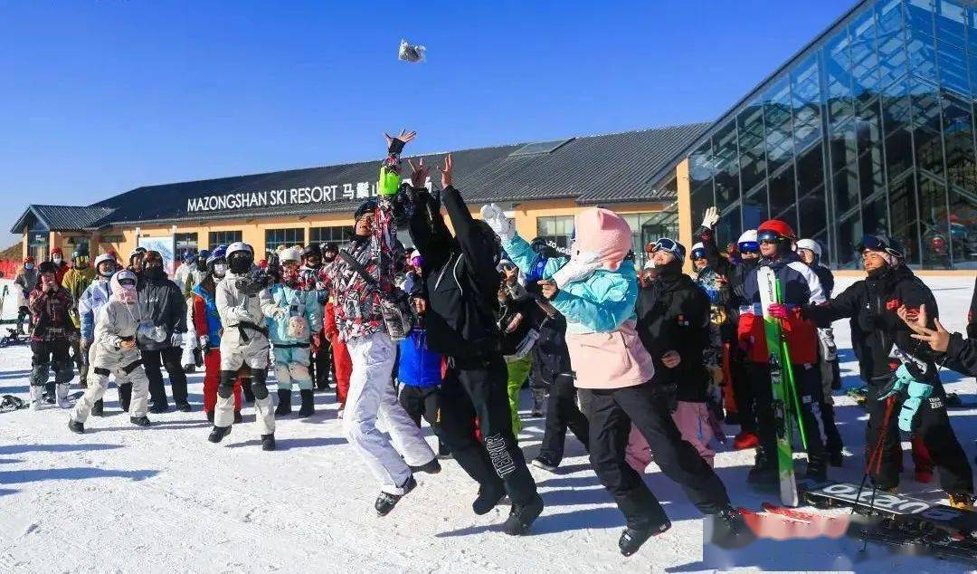 滑雪迎新马鬃山滑雪场掀冰雪运动热潮