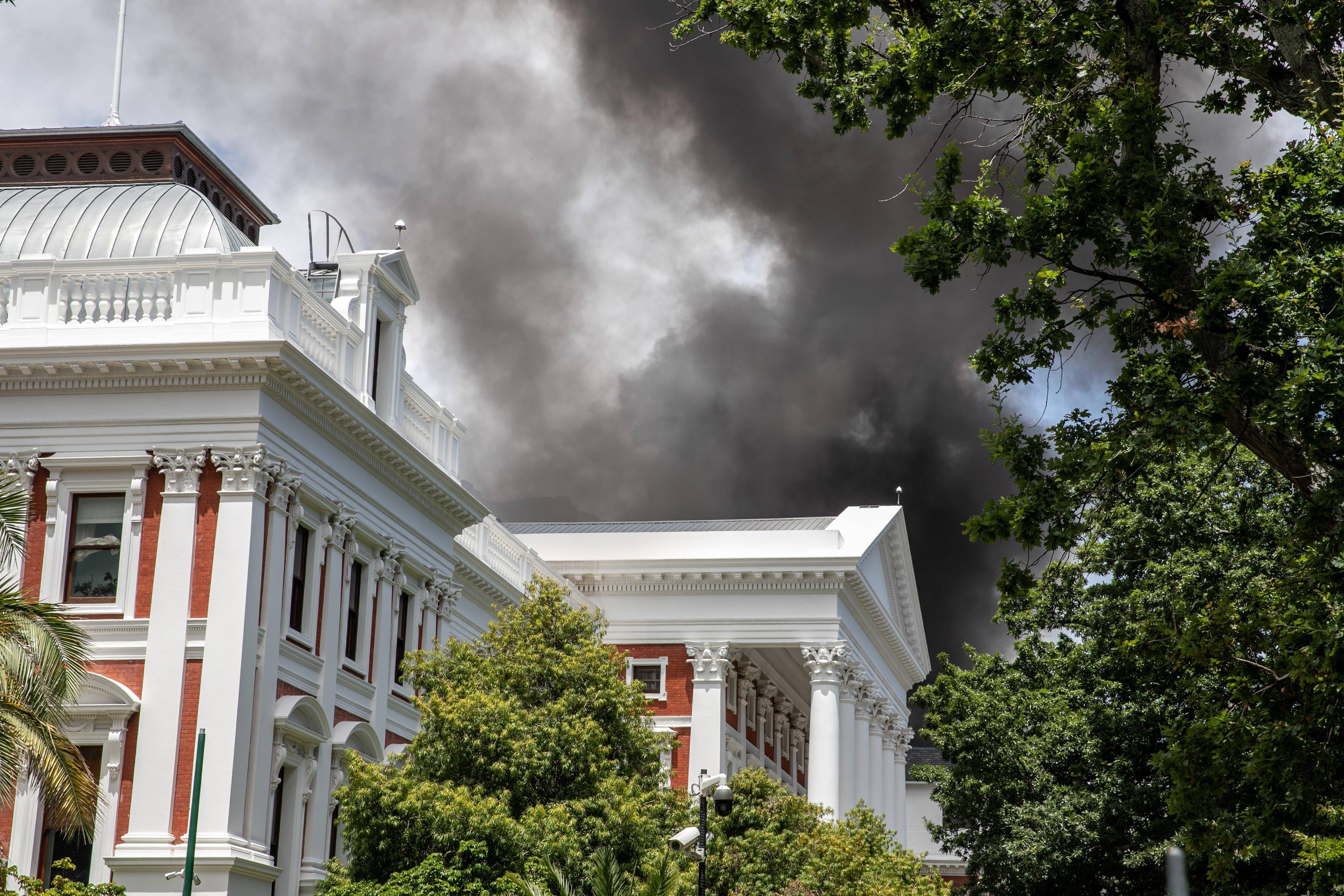 早安·世界｜南非议会大厦发生火灾，现场黑烟滚滚