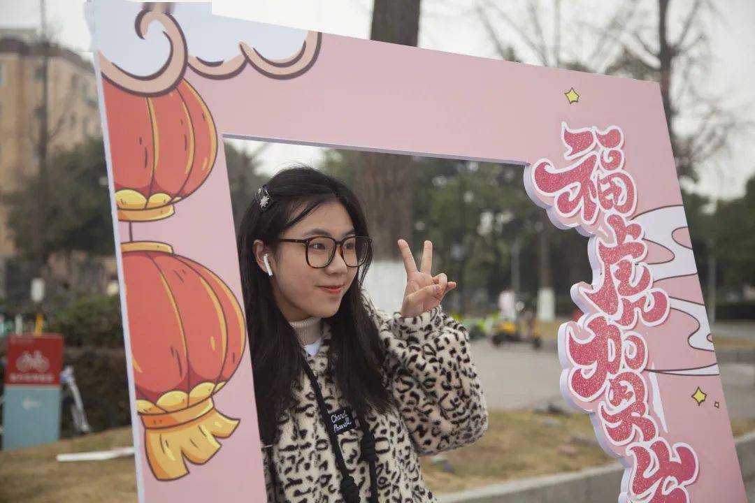 行政楼前scuer专属的主题拍照打卡立牌呢?