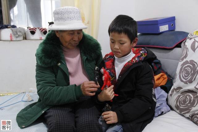 奶奶带孙6年陷困境儿子儿媳工作一天工资不够孩子半天治疗费