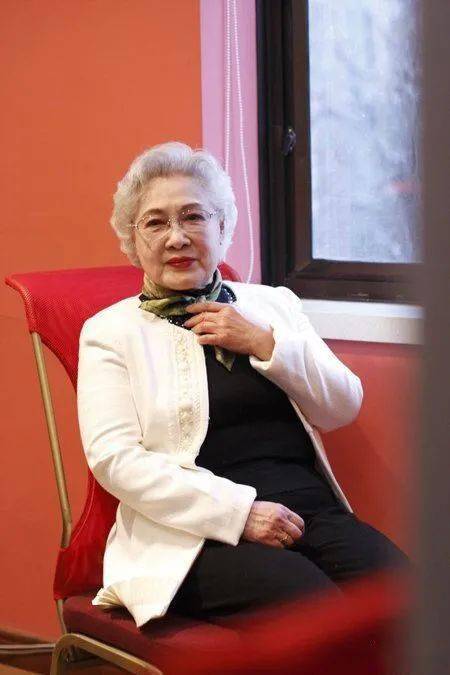 美了一辈子的秦怡99岁剪成短发依然折射出优雅的状态