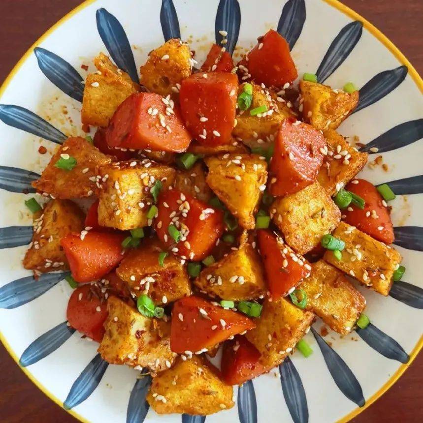 孜然火腿馒头丁，香酥爽脆，秒杀烧烤摊的烤馍片_历史_火腿肠_葱花