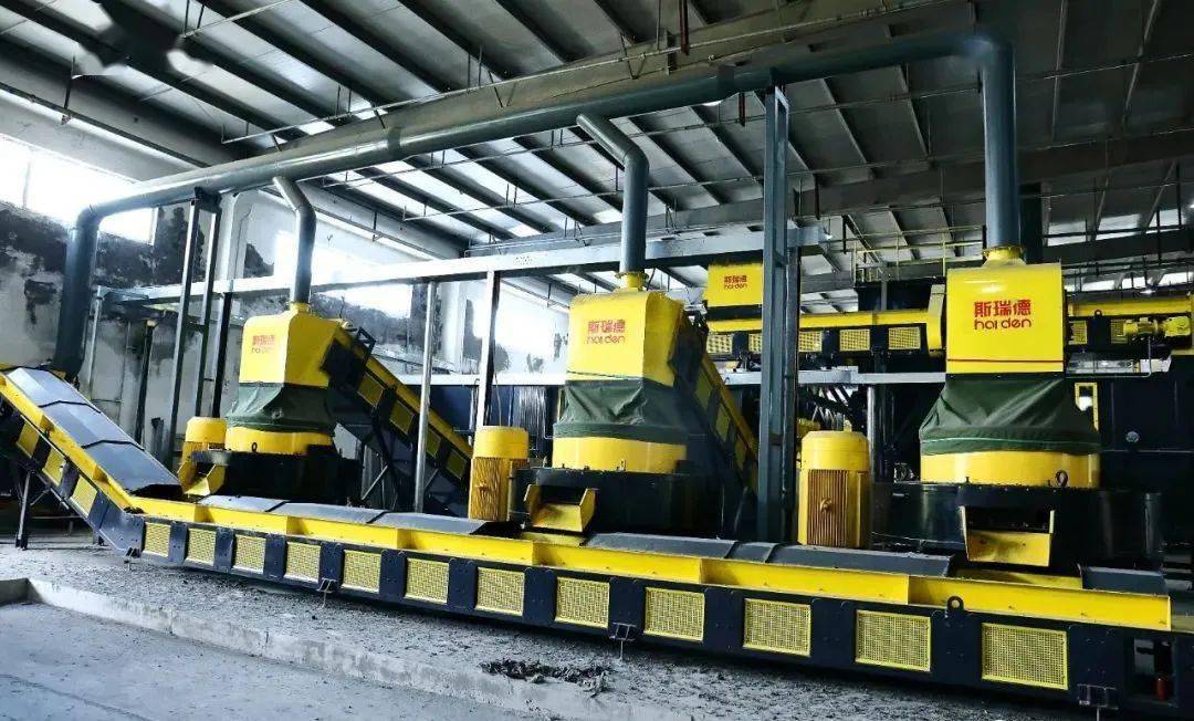 物料破碎后自动输送至缓存料仓,出料速度根据成型机负载情况自动调节