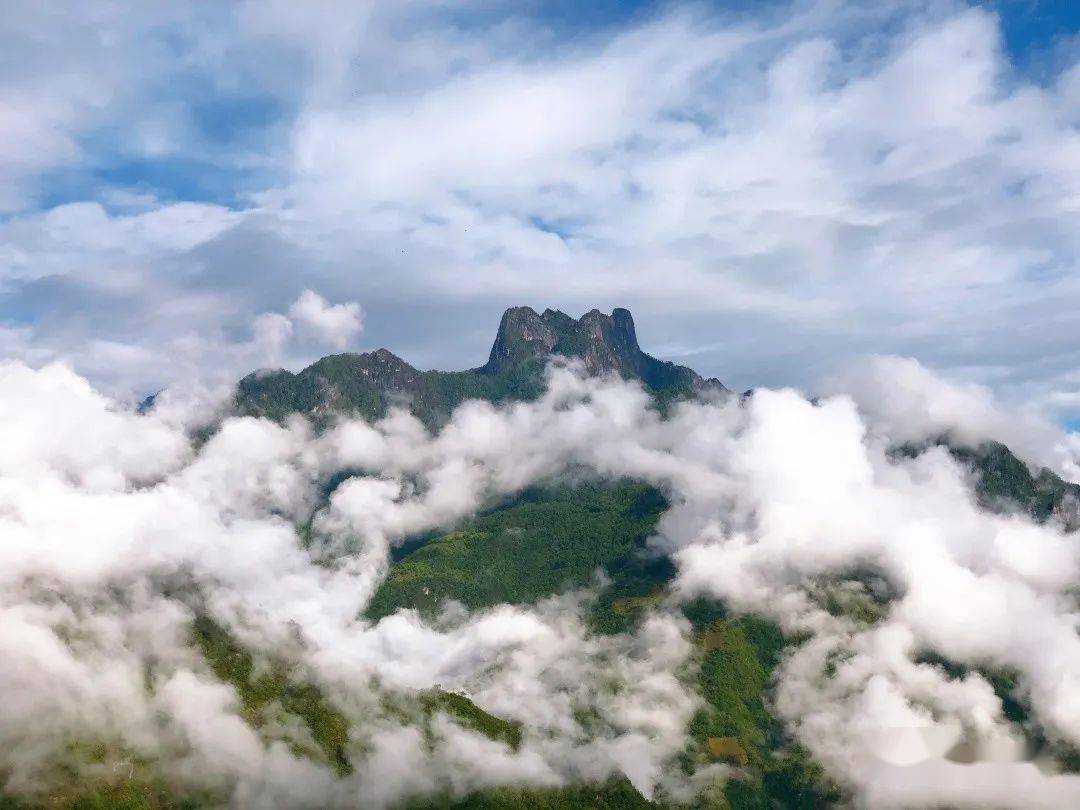 依託皇冠山旅遊景區打造優勢,大力發展民族旅遊,充分利用自然景觀