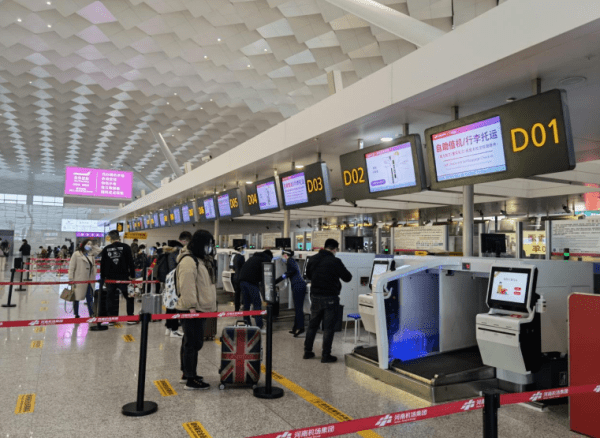 首场大雪突袭中原，郑州机场安全运行