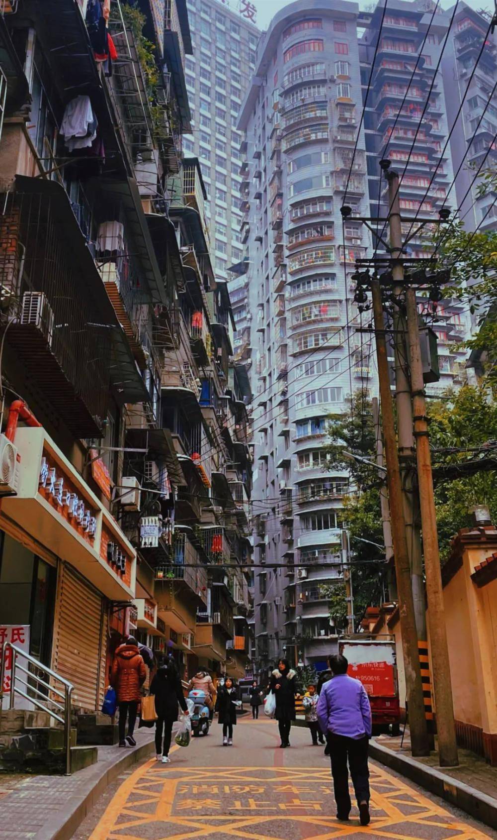 这座大厦竟是重庆菜市场天花板，来逛过的都是老重庆！