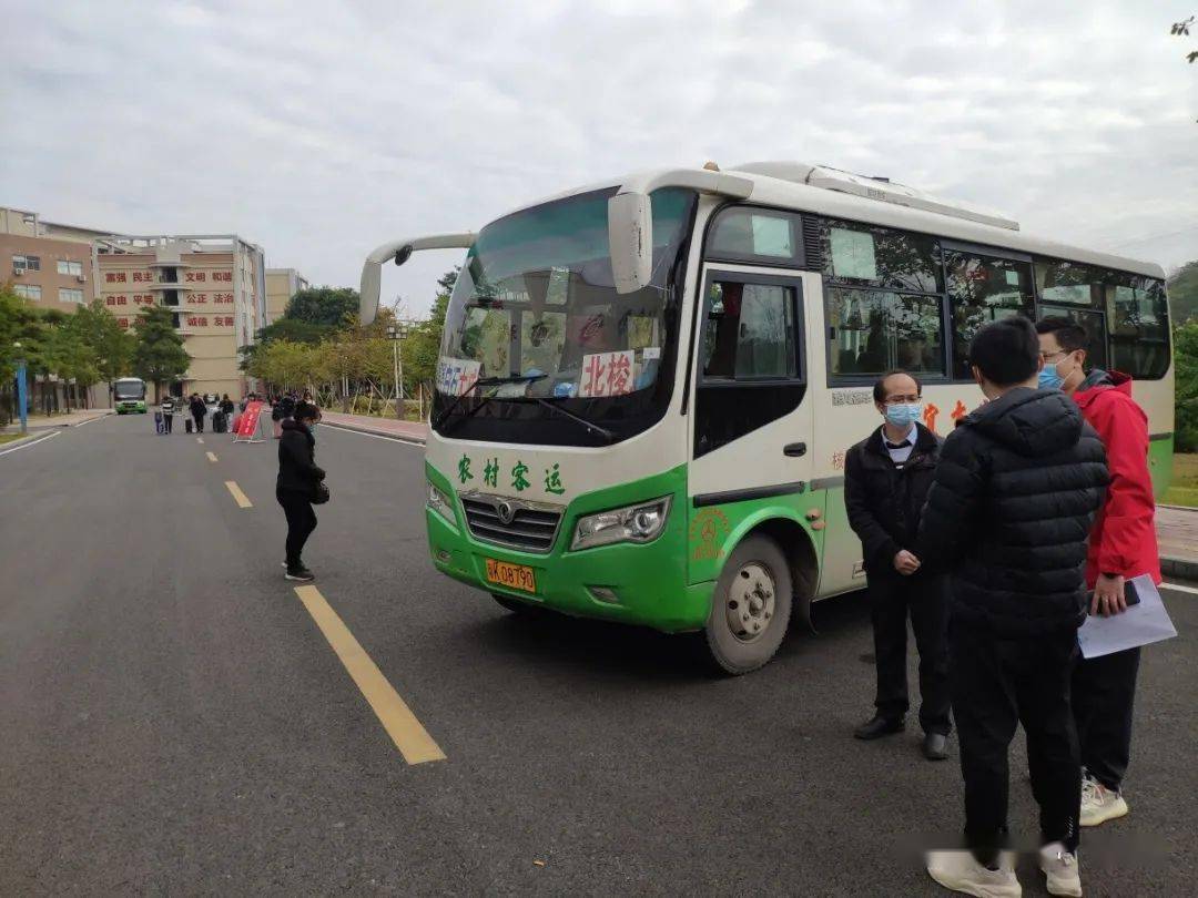 赞信宜这些客车开进校园护送多间中学的学生们安全回家