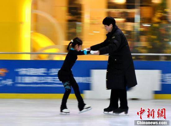 福州|福州冰上伉俪 带孩子们追逐“冰雪梦”