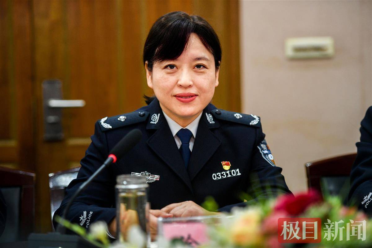 "青山区副区长,区公安分局局长徐舫表示,胡永鹏和"一所三英模"一样,有
