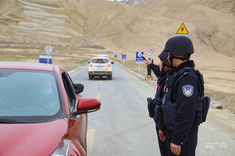 游客|新疆：边境民警巡护“盘龙古道”