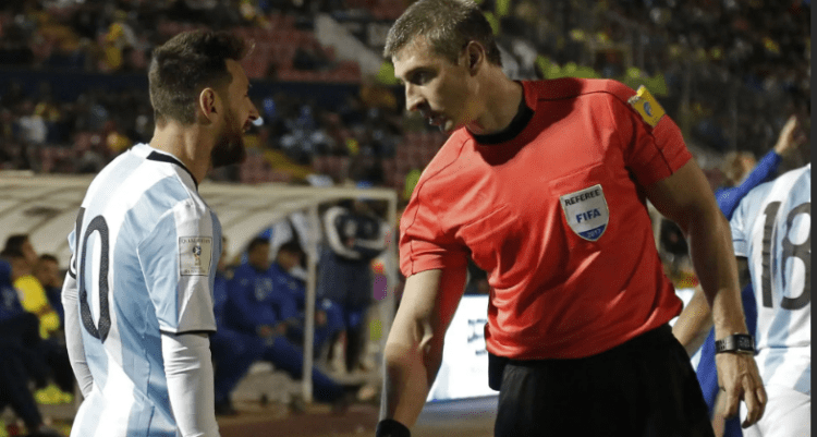 这位肌肉猛男裁判掏出了职业生涯第38张红牌_比赛_安德森·达隆科