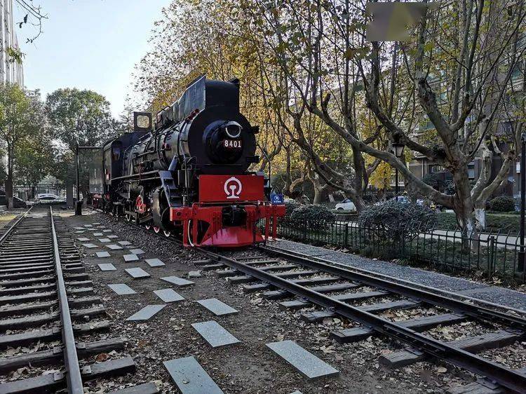 江墅鐵路遺址公園依據歷史資料還原鐘樓,候車室,火車頭和部分鐵軌等