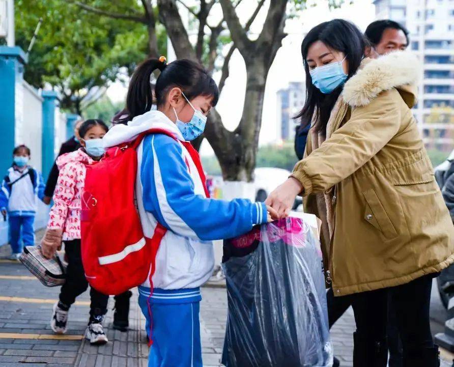 學生與家長積極參與到垃圾分類活動中日前,泡桐樹小學西區分校組織