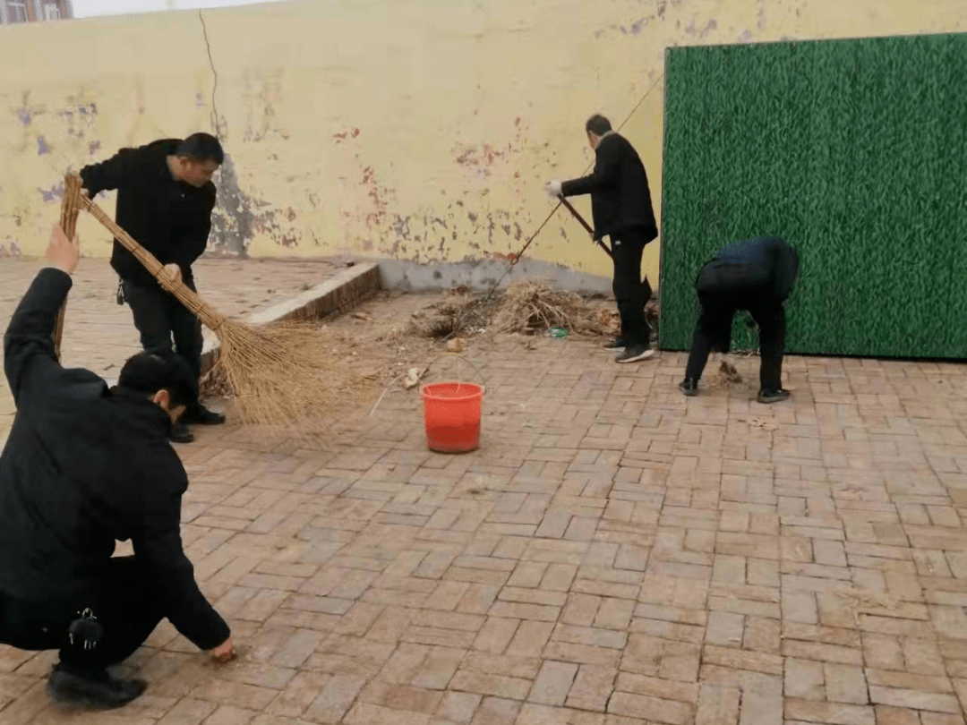 庆云县崔口镇党员群众齐动手打扫卫生迎新春