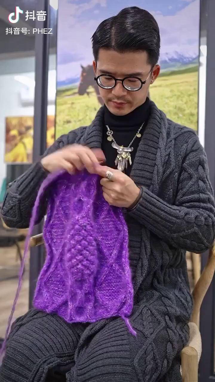 把女友的大外套拿来穿一穿毛衣小哥潘 织毛衣的男人