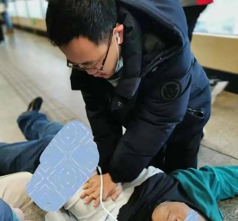 伴公汀上海地铁不会使用aed当事站长和医生复原事件全过程真的和网传