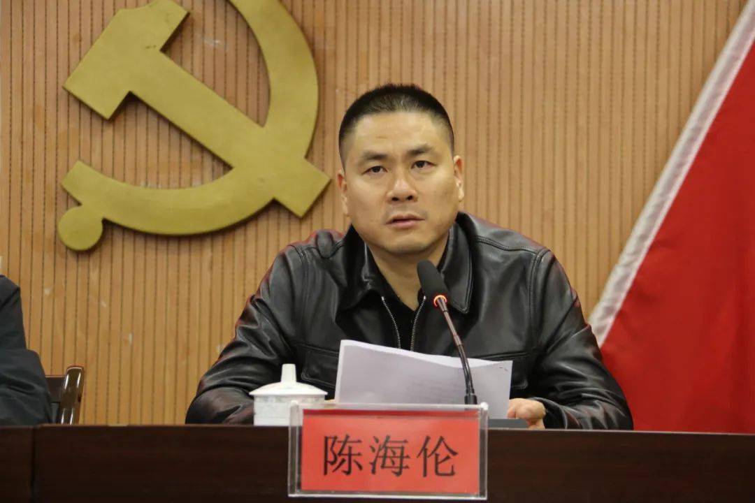 最后,刘速建组长与陈海伦同志在《巡察反馈意见签收单》上签字.