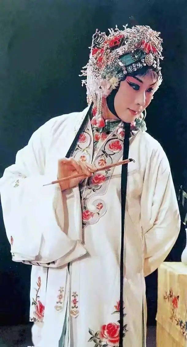 ""旦角祭酒,她是我心中最美的皇后"……一时间,无数戏曲爱好者,业内