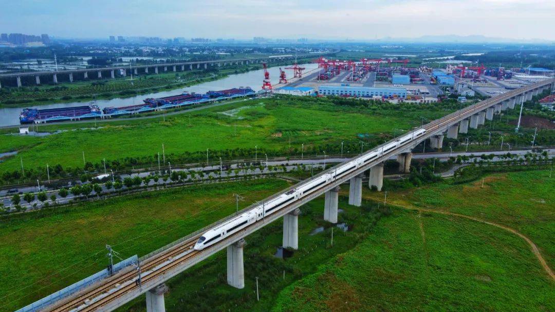 风驰电掣的高铁,川流不息的汽车,乘风翱翔的飞机,通江达海的货轮
