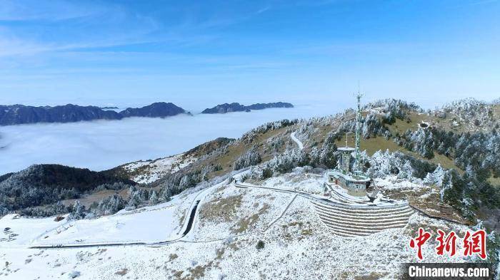 雪山|湖北神农架：云海流淌雪山间