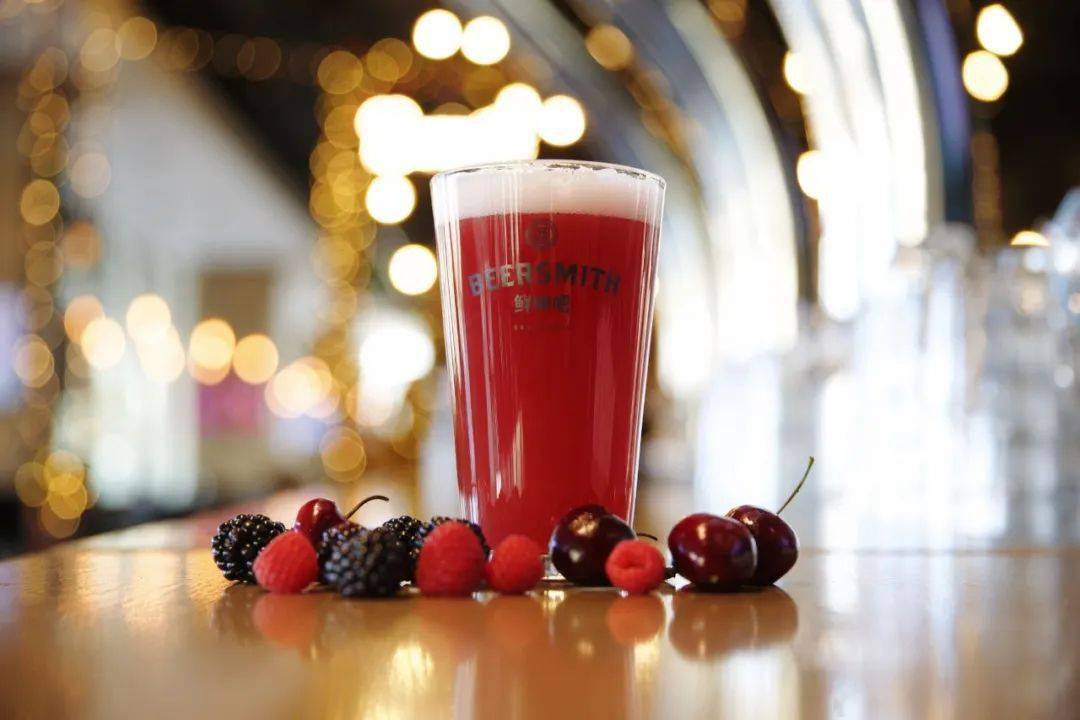 黑莓,树莓和蔓越莓,酿造出了一款酒体鲜红,口感多汁甜美的小麦啤酒