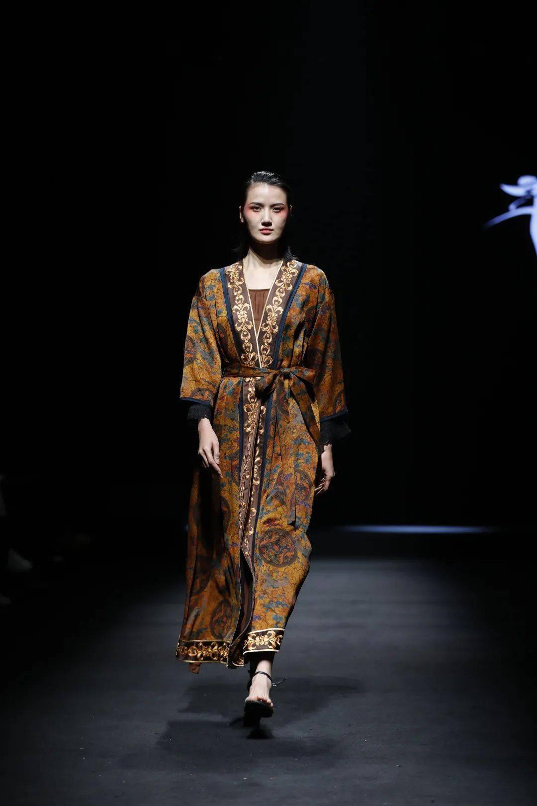 认为弘扬非遗文化是自己的本领,这次的走秀作品以蜀锦的创新为主题,把