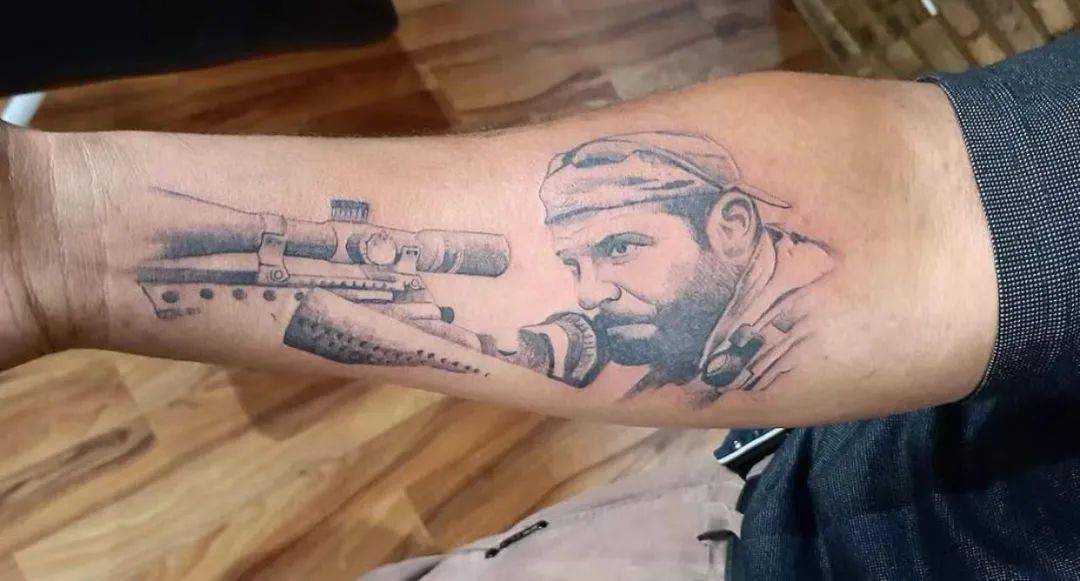 狙击手隐蔽伏击的武装力量成员