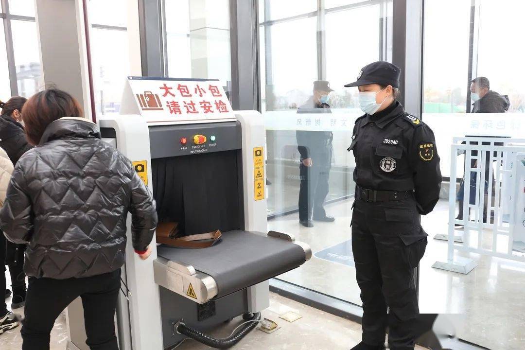 人民医院)看病,在门诊入口,王先生发现,这里设置了安检闸机和检测设备