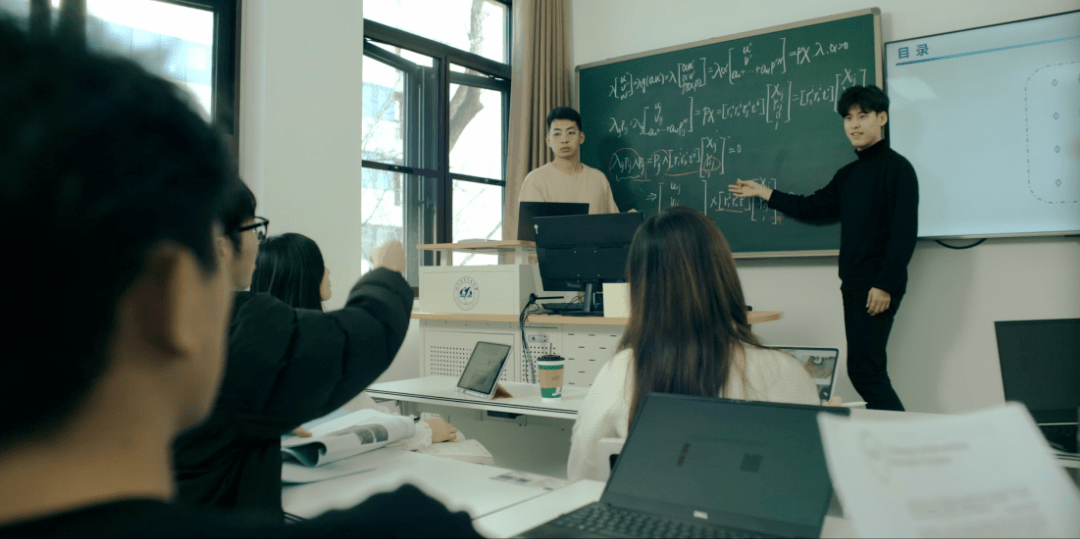 硕士和研究生毕业视频 56847151fac2401ea8bab488f8e4bf75.png