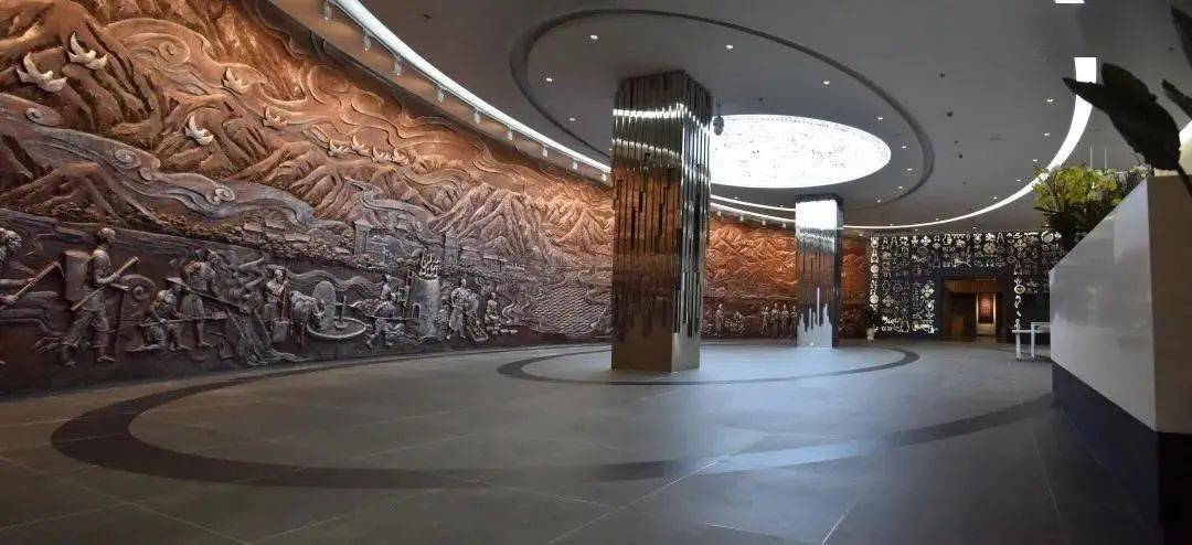 走进个旧市博物馆"序厅",由中国工艺美术大师赖庆国所设计的"锡载千秋