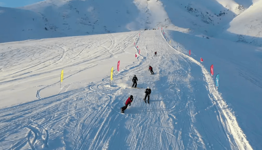 雷竞技RAYBET旅业漫读 滑雪成为“掏空”年轻人的奢侈活动(图3)