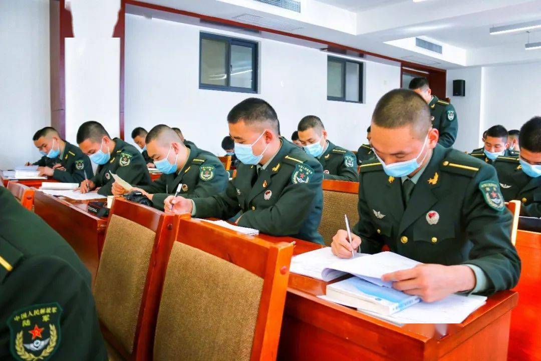 封闭式管理以来院本部陆军边海防学院进行自主体能锻炼学员们在宿舍内