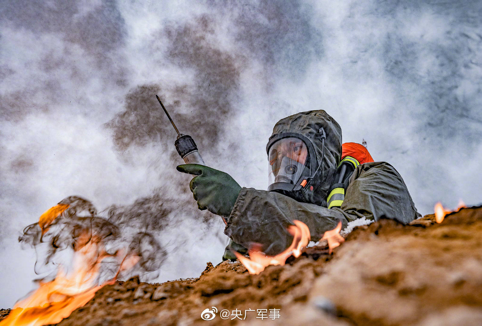 毒圈来袭直击武警防化兵硬核跑毒现场