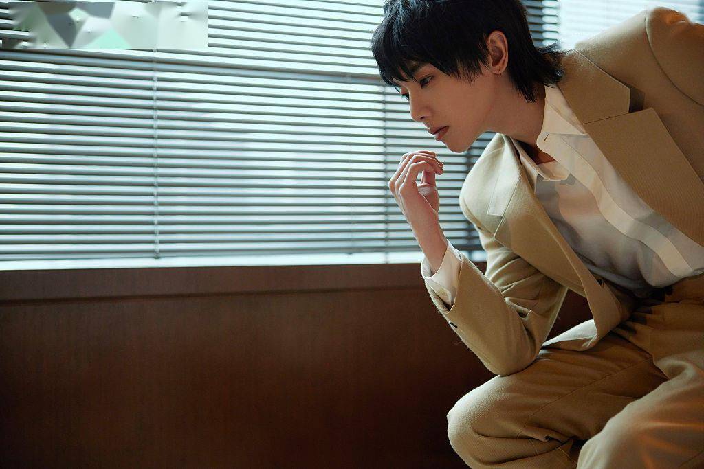 品牌 华晨宇优雅现身品牌直播 卡其色西装典雅别致尽显绅士风度