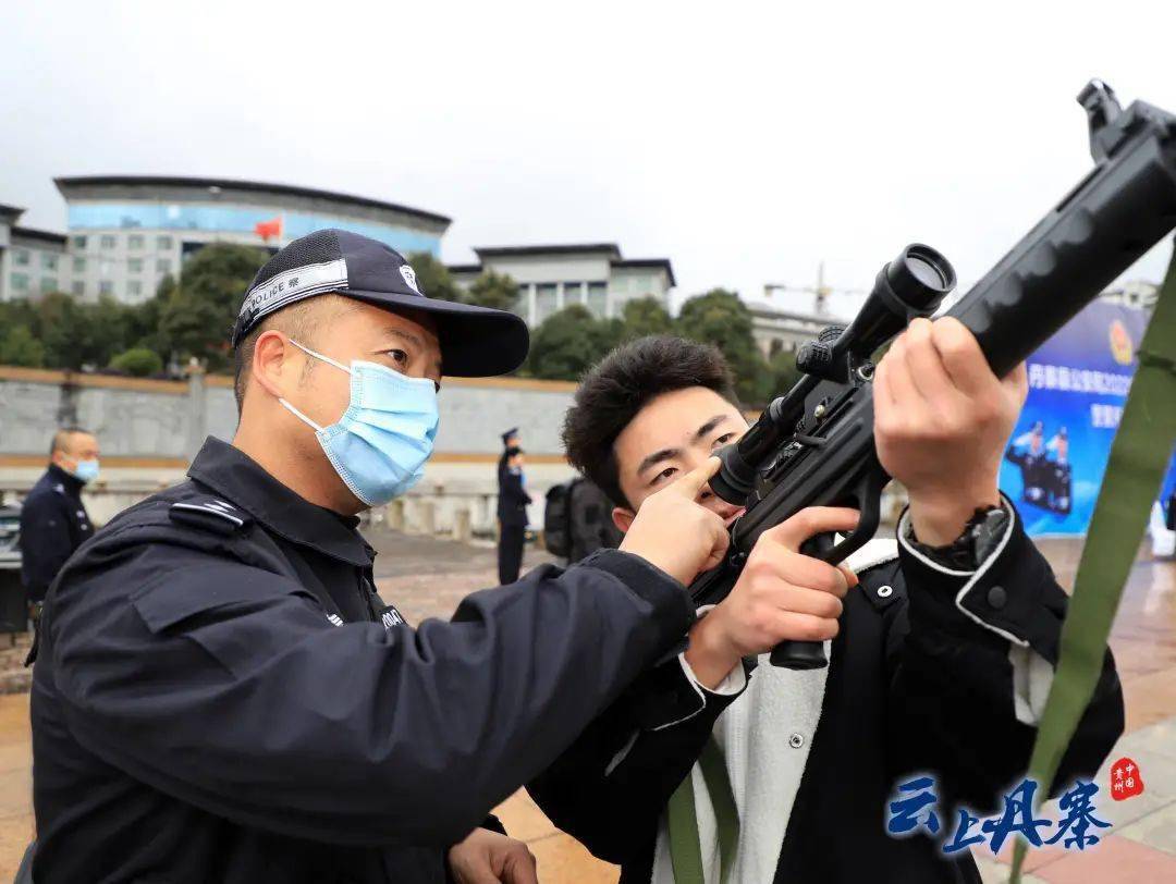 真正的人民警察为人民服务 153fb77a00514746b84463e04e9d7bde.jpeg