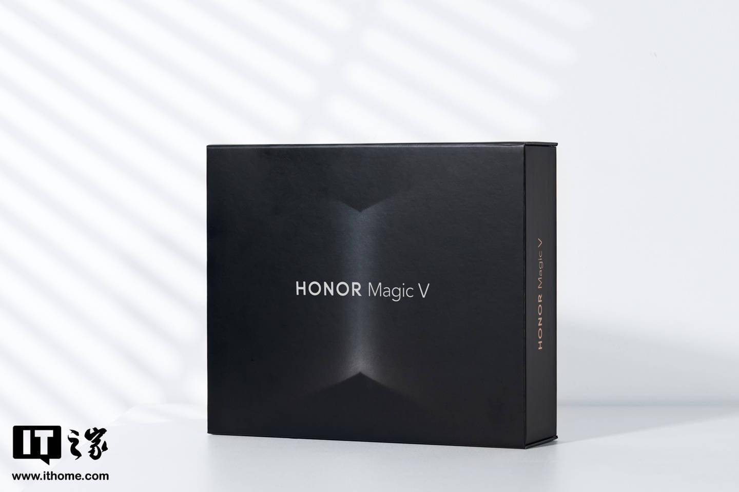 【IT之家开箱】荣耀首款折叠屏手机 Magic V 图赏：对称美学