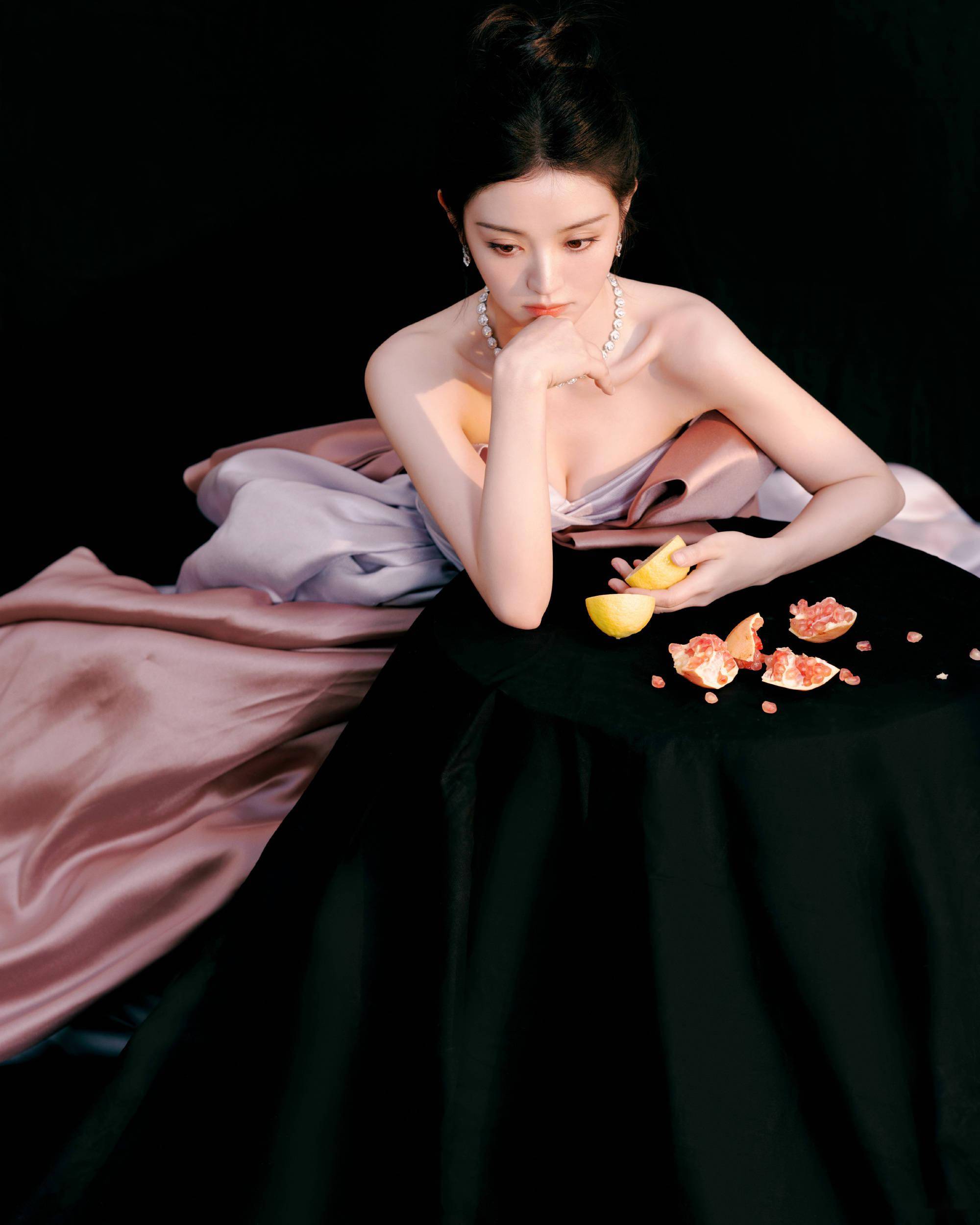 大眼睛甜妹田曦薇红毯造型太可爱抹胸蝴蝶结礼服性感又稚嫩