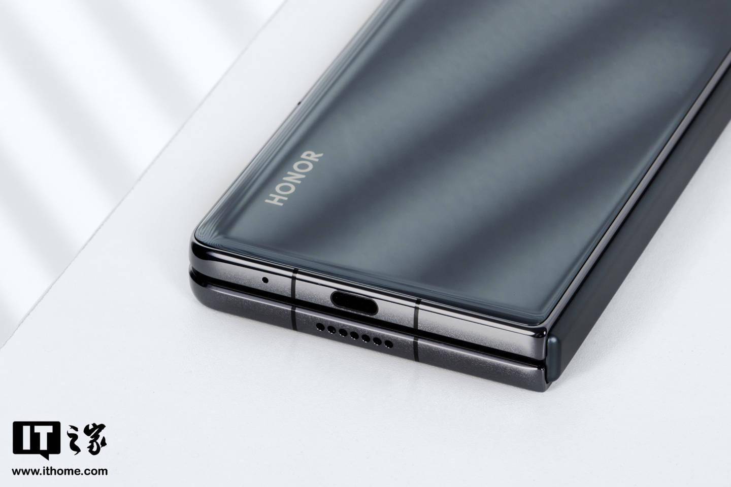 【IT之家开箱】荣耀首款折叠屏手机 Magic V 图赏：对称美学
