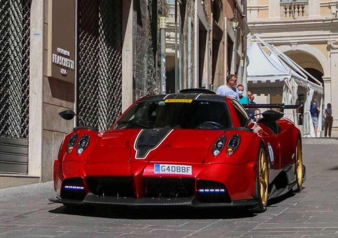 帕加尼huayra imola——最昂贵的新帕加尼之一,起步价540万美元,全球5
